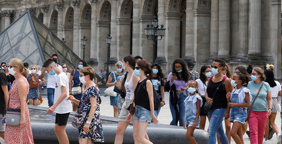 les français qui marchent en portant des masques