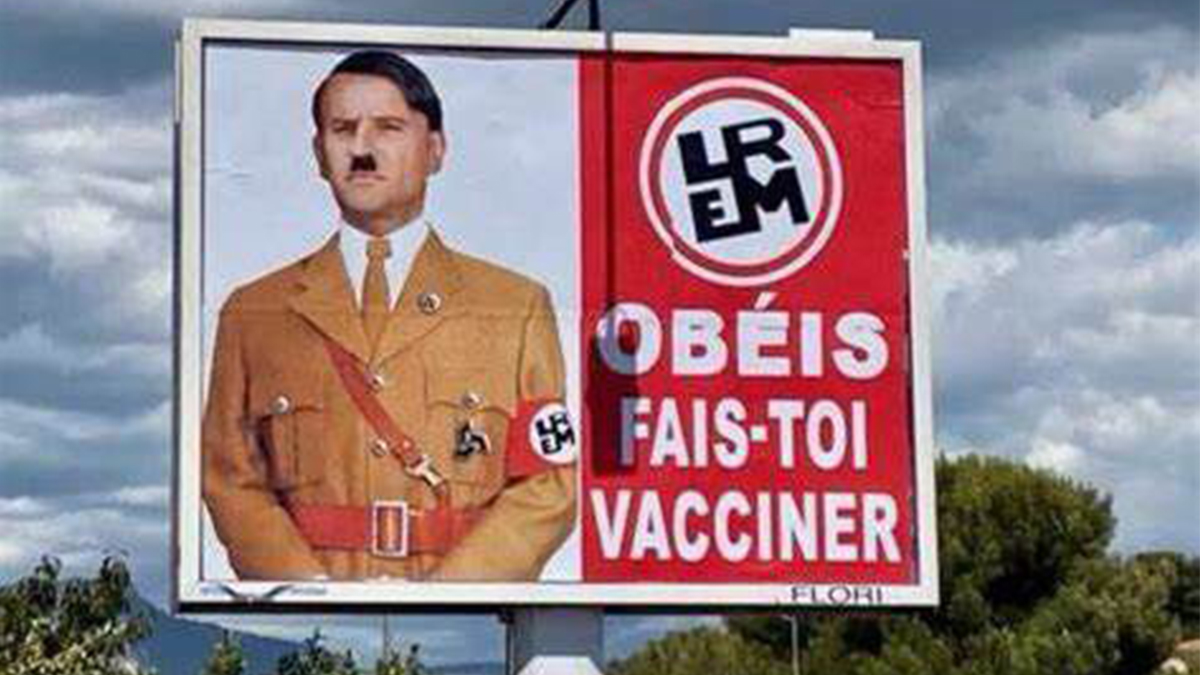 des affiches le représentant en Adolf Hitler.