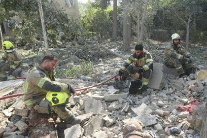 Image déchirante des secouristes assis au milieu des décombres, avec une peluche d’enfant mise en lumière. Une scène qui symbolise la violence des attaques israéliennes contre les civils en Iran.