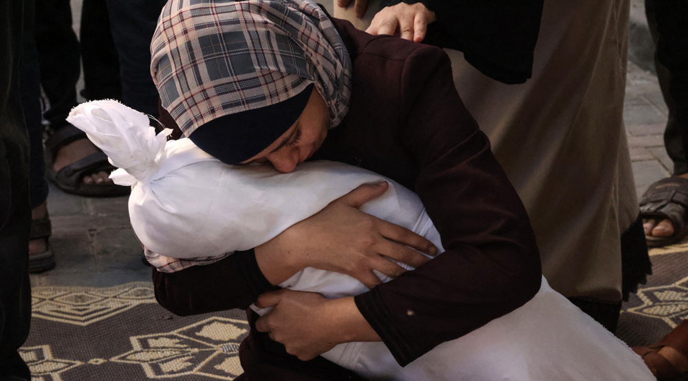Une mère en larmes tient le corps de son enfant tué, symbolisant la douleur et le chagrin au milieu des conflits. En arrière-plan, une mention des envois d'armes de la France à Israël souligne la contradiction entre les discours de paix et les actions militaires.