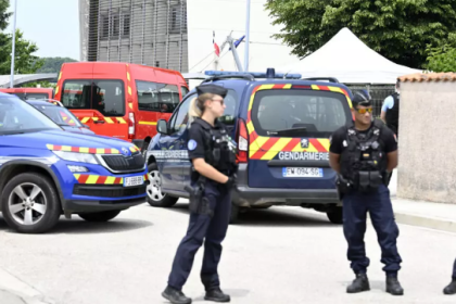Gendarmes français contrôlant l’accès à un collège de l’est de la France après le meurtre d’une assistante d’éducation poignardée par un élève le 10 juin 2025.