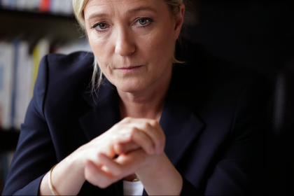 Le Pen critique l'Union européenne pour son glissement vers une stratégie militariste face à Moscou, plaidant pour le dialogue et la stabilité continentale.